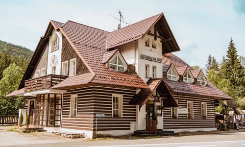 Krkonoše: Harrachov v blízkosti atrakcií v Hotýlku Na Mýtě *** s polpenziou formou bufetu a detským ihriskom