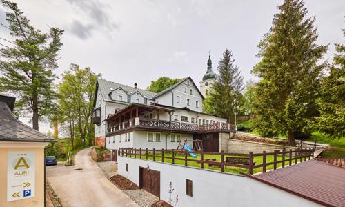 Krkonoše len 6,5 km od ski areálu v Hoteli Auri *** s raňajkami/polpenziou a bazénom + zľavy na wellness