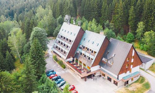 Krkonoše pár krokov od zjazdovky: Parkhotel Harrachov *** s Harrachov Card s polpenziou + pivo a víno k večeri