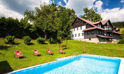 Krkonoše: Pobyt v Chate pod Lipami s polpenziou, vonkajším bazénom, kávou s dezertom a zľavou na wellness