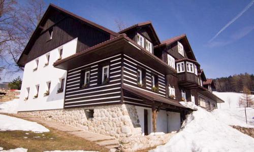 Krkonoše: Pobyt v Chate pod Lipami s polpenziou, zľavou na saunu a lyžiarskym vlekom zadarmo (200 m od chaty)