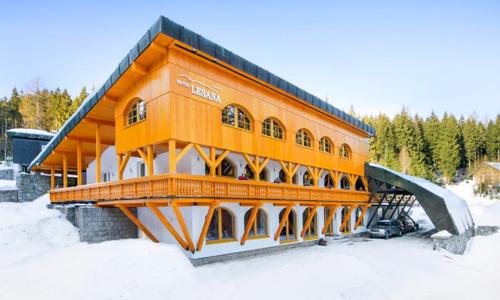 Krkonoše pri ski areáli: Špindlerův Mlýn v Hoteli Lesana *** s polpenziou, neobmedzeným wellness a biliardom