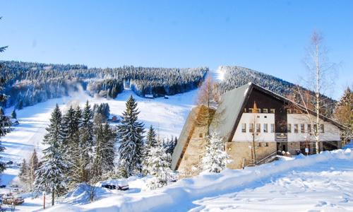 Krkonoše pri ski areáloch: Pytloun Hotel Harrachov **** s polpenziou + neobmedzený vstup do wellness s bazénom