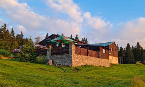 Krkonoše priamo v Peci pod Snežkou: Bouda Svornost s polpenziou a využitím slnečnej terasy, ohniska a grilu
