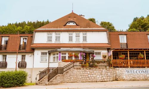 Krkonoše u Janských Lázní: Hotel Prom *** s raňajkami a neobmedzeným vstupom do bazéna a fitness