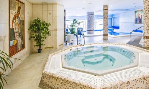 Krušné hory: Hotel Praha *** s polpenziou, saunou a neobmedzeným vstupom do bazéna a vírivky + hudobné večery