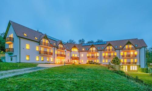 Krušné hory: Pytloun Wellness Hotel Hasištejn **** s polpenziou, neobmedzeným wellness a herňou + bowling