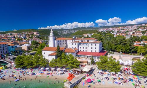 Letovisko Crikvenica len 50 m od pláže v Hoteli Kaštel *** s polpenziou a nápojmi + dieťa do 12 rokov zadarmo