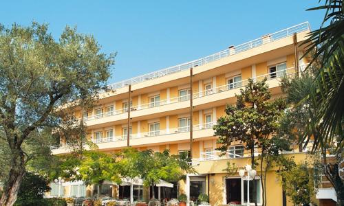 Lombardia blízko jazera Garda: Hotel Internazionale **** s polpenziou a vonkajším bazénom + zľava na golf