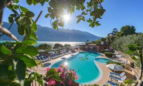 Lombardia: Limone v domčeku v Camping Parku Garda s priamym prístupom k jazeru + vonkajší bazén a ihrisko 