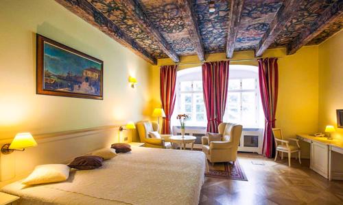Luxusný Hotel Tyn Yard Residence **** priamo v srdci Prahy pri Staromestskom námestí s raňajkami v kaviarni