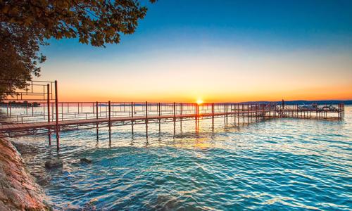 Maďarsko len 100 metrov od brehu Balatonu a blízko kúpeľov: Hotel Nostra *** s raňajkami + relaxačná záhrada