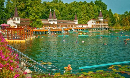Maďarsko len 500 m od jazera Hévíz v Blue Villa Apartmans s neobmedzeným wellness, raňajkami, kávou a zľavami