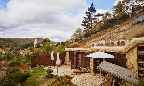 Maďarsko: Pobyt v jaskynnej izbe v Sirocave Barlang Apartmanok s raňajkami či polpenziou a wellness + aktivita