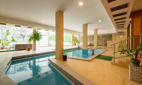 Maďarsko pri termálnom jazere: Hotel Fit Hévíz *** s wellness, bazénom s termálnou vodou a polpenziou