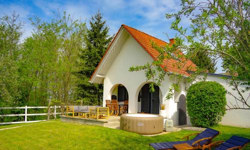 Maďarský vidiek blízko mesta Pécs a pohoria Zselic: Fehér Borház s raňajkami, privátnou vírivkou a bicyklami