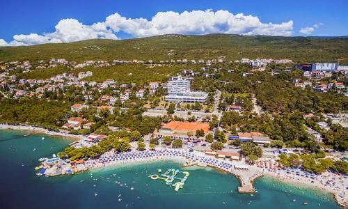Malebná Crikvenica 250 m od pláže v Hoteli Omorika **** s all inclusive a bazénom + deti do 12 rokov zadarmo