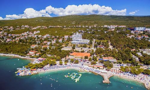 Malebná Crikvenica 250 m od pláže v Hoteli Omorika **** s polpenziou Plus a bazénom + deti do 12 rokov zadarmo