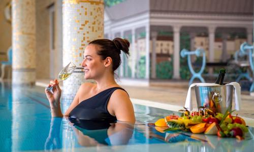 Mariánské Lázně: 5* Hotel Esplanade Spa & Golf Resort s bazénom, Rímskymi kúpeľmi a procedúrou + raňajky