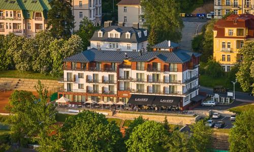 Mariánské Lázně luxusne: 4* Hotel Queens s polpenziou a neobmedzeným wellness (bazén, sauny) + procedúry