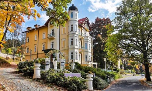 Mariánské Lázně neďaleko centra v historickom B&B Villa Hoteli *** s raňajkami + skrášľovacie služby v salóne