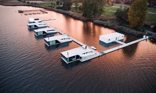 Mielno medzi morom a jazerom: Domčeky na vode Grand HT Houseboats s raňajkovým košíkom, saunou a aktivitami