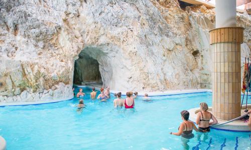 Miskolc pri jaskynných kúpeľoch (400 m) a Adventure parku v Ambrózia Szálláshely *** s polpenziou a vínom