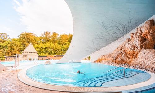 Miskolc pri jaskynných kúpeľoch Miskolctapolca, zámku a zoo: Park Hotel *** s polpenziou + wellness a ihrisko