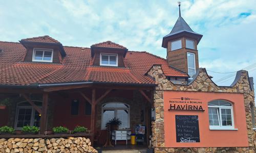 Moravský kras pri zámku v Letovice: Penzión Havírna s raňajkami alebo polpenziou a bowlingom + sudové víno