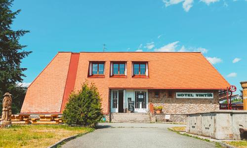 Národný park Šumava v Hoteli Vintíř s raňajkami či polpenziou, fľašou vína a vstupom do Horskej synagógy