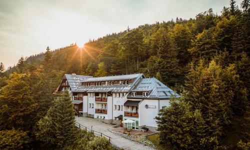 Nízke Tatry: Aktívny pobyt v blízkosti atrakcií v horskom Hoteli Totem *** s polpenziou, saunou a fľašou vína