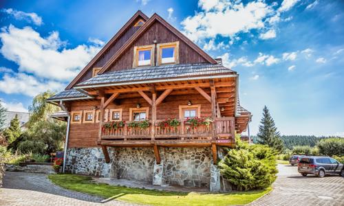 Nízke Tatry v Penzióne Schweintaal s raňajkami/polpenziou, wellness a vonkajším bazénom + sladké občerstvenie