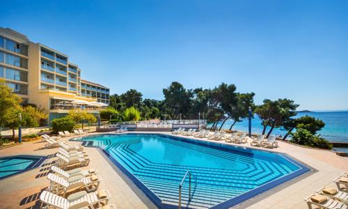 Orebič priamo na pláži v Aminess Grand Azur Hoteli **** s all inclusive light + bazén s ležadlami a slnečníkmi