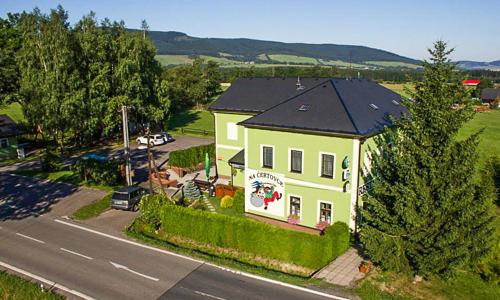 Orlické hory blízko múzeí a Chodníka v oblakoch v Penzióne Na Čertovce s polpenziou a detským ihriskom + drink