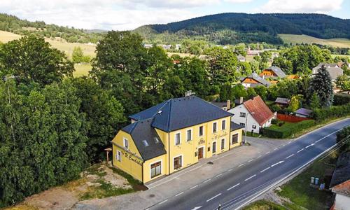 Orlické hory v blízkosti múzeí a Chodníka v oblakoch v Penzióne U Čmeláků s raňajkami či polpenziou + drink