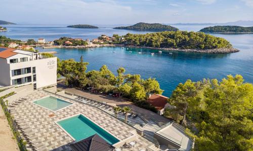 Ostrov Korčula v Alfir Resorte **** s polpenziou, súkromnou plážou a vonkajšími bazénmi + ležadlá a slnečníky