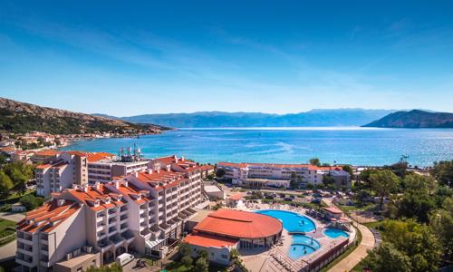 Ostrov Krk: Sunny Baska Hotel *** pri pláži s rozšírenou polpenziou, bazénmi a 4 top herňami + dieťa zaadarmo