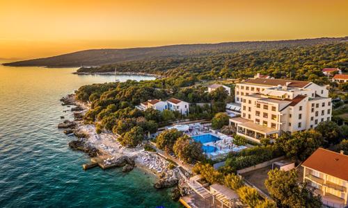 Ostrov Pag len 45 m od mora v 4* Hoteli La Luna s polpenziou/all inclusive, wellness a bazénom + dieťa zdarma