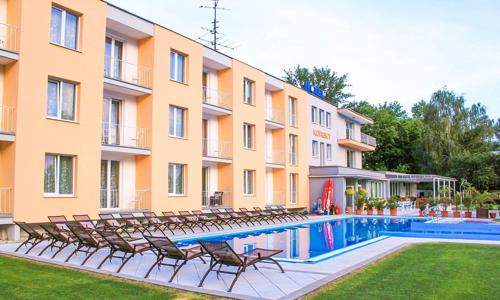 Piešťany priamo pri priehrade Sĺňava: Hotel Korekt *** s polpenziou, vonkajšími bazénmi a detským ihriskom