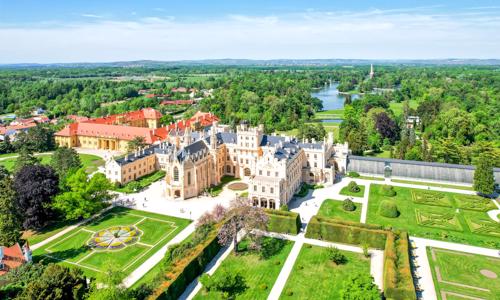 Pobyt 300 m od zámku Lednice v Penzióne Harmony s raňajkami, vonkajším bazénom a privátnym wellness + drink
