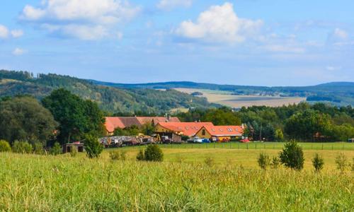Pobyt blízko Plzne a Křivoklátska: Penzión Farma Dvorec s prehliadkou farmy, polpenziou a degustačnou doskou