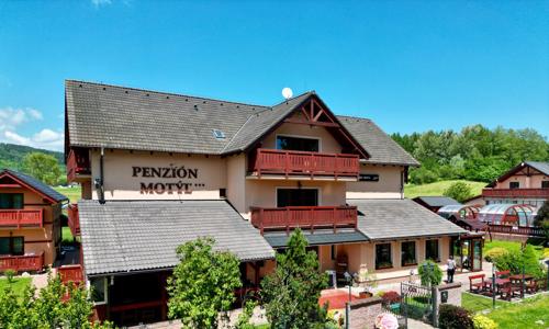 Pobyt len 3,5 km od termálov Bešeňová: Penzión Motýľ *** s polpenziou, vonkajším bazénom a saunami + zľavy