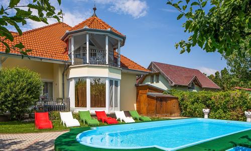 Pobyt len 400 m od Balatonu v Admirál Family Resorte **** + neobmedzené wellness, vonkajší bazén a polpenzia