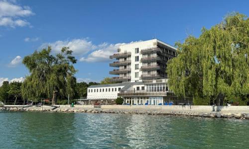 Pobyt na brehu Balatonu vo Világos Hoteli Balatonvilágos s polpenziou, wellness a súkromnou plážou + aktivity