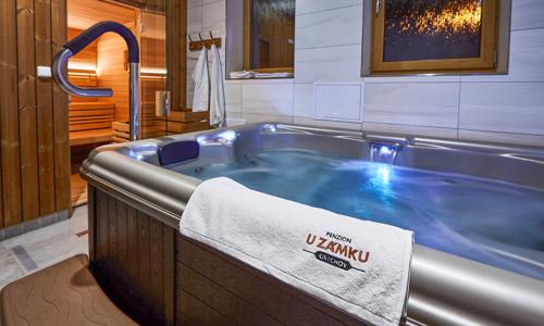 Pobyt na hranici Juhomoravska a Zlínska v Penzióne U Zámku s privátnym wellness, sektom aj vínom + polpenzia