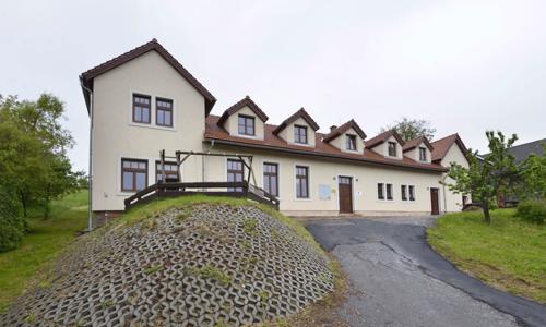 Pobyt neďaleko ZOO Dvůr Králové v Penzióne Pod Vyhlídkou s raňajkami, infrasaunou a fľašou vína + stolný tenis