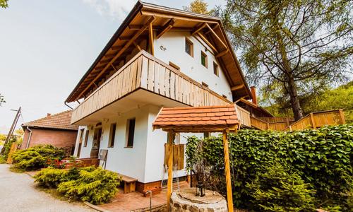 Pobyt pri Egeri v Öko-Park Panzió *** Szarvaskő s polpenziou, degustáciou vína a vstupom do termálnych kúpeľov