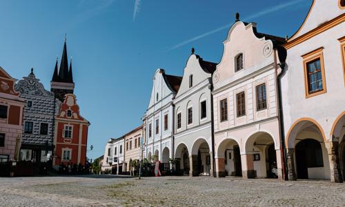 Pobyt pri pamiatkach UNESCO: Historické centrum Telča v romantickom Penzióne No. 20 s bufetovými raňajkami