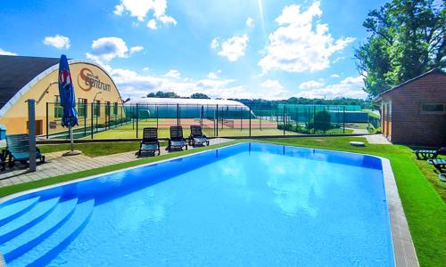 Pobyt pri Prahe a zámku Konopiště: Hotel S-centrum Benešov *** s polpenziou, bazénom a privátnou vírivkou