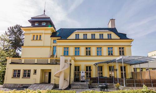Pobyt pri Prahe: Palace Inn Hotel & Grill Restaurant **** s raňajkami alebo polpenziou + wellness a Prosecco